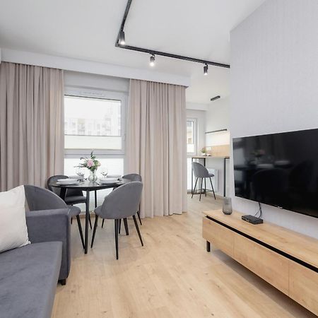 Bright Apartment In Krakow With Garden, Air Conditioning, Parking And Desk By Renters Prestige Dış mekan fotoğraf