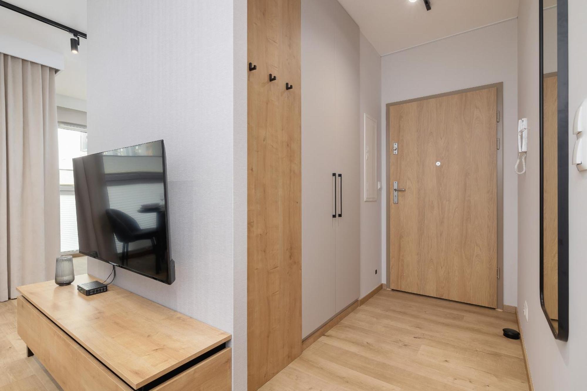 Bright Apartment In Krakow With Garden, Air Conditioning, Parking And Desk By Renters Prestige Dış mekan fotoğraf