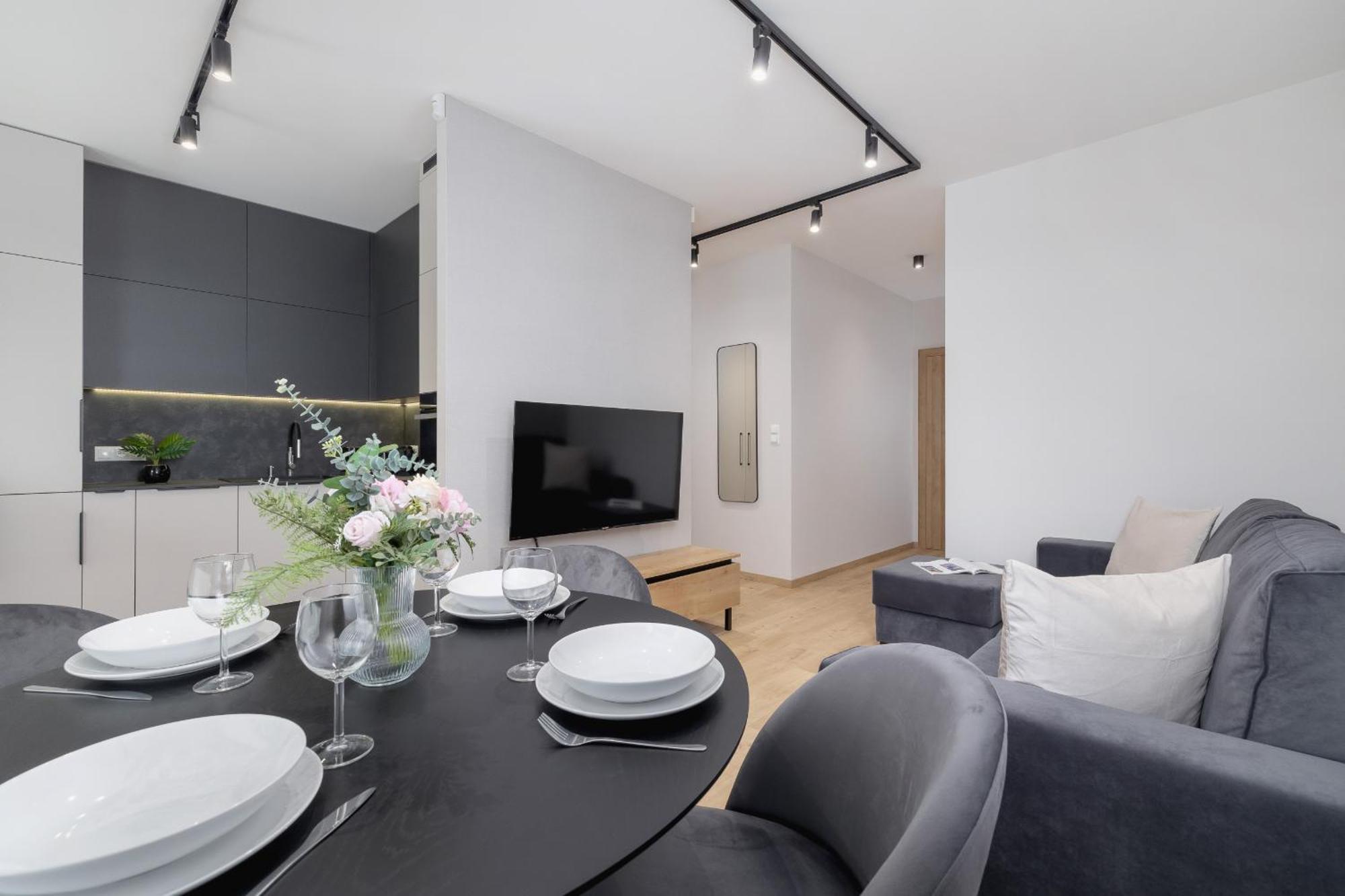 Bright Apartment In Krakow With Garden, Air Conditioning, Parking And Desk By Renters Prestige Dış mekan fotoğraf