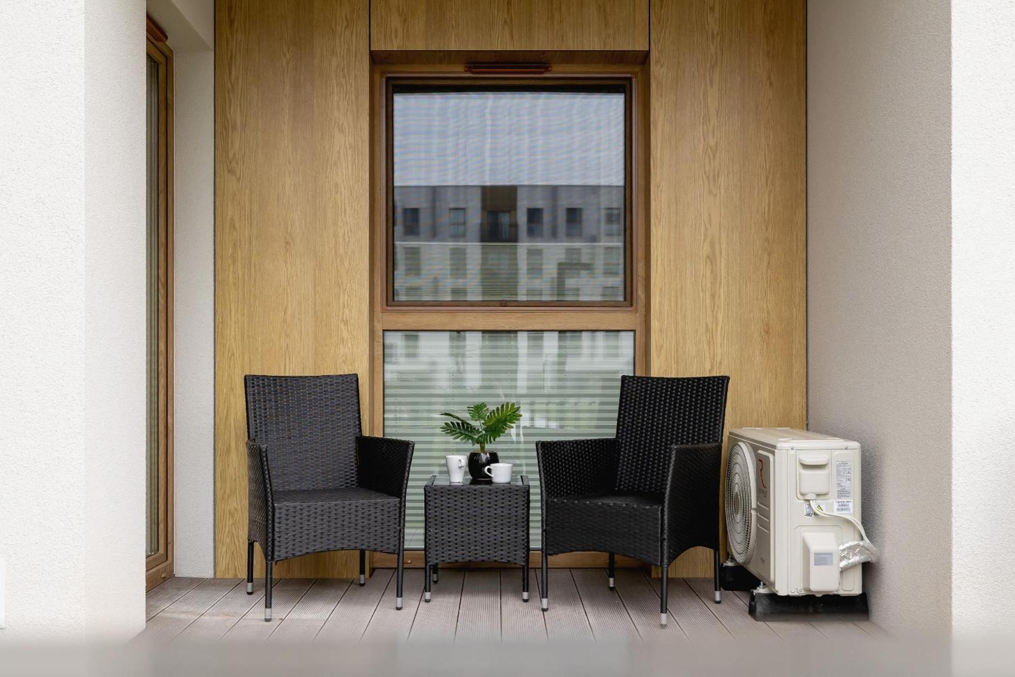 Bright Apartment In Krakow With Garden, Air Conditioning, Parking And Desk By Renters Prestige Dış mekan fotoğraf