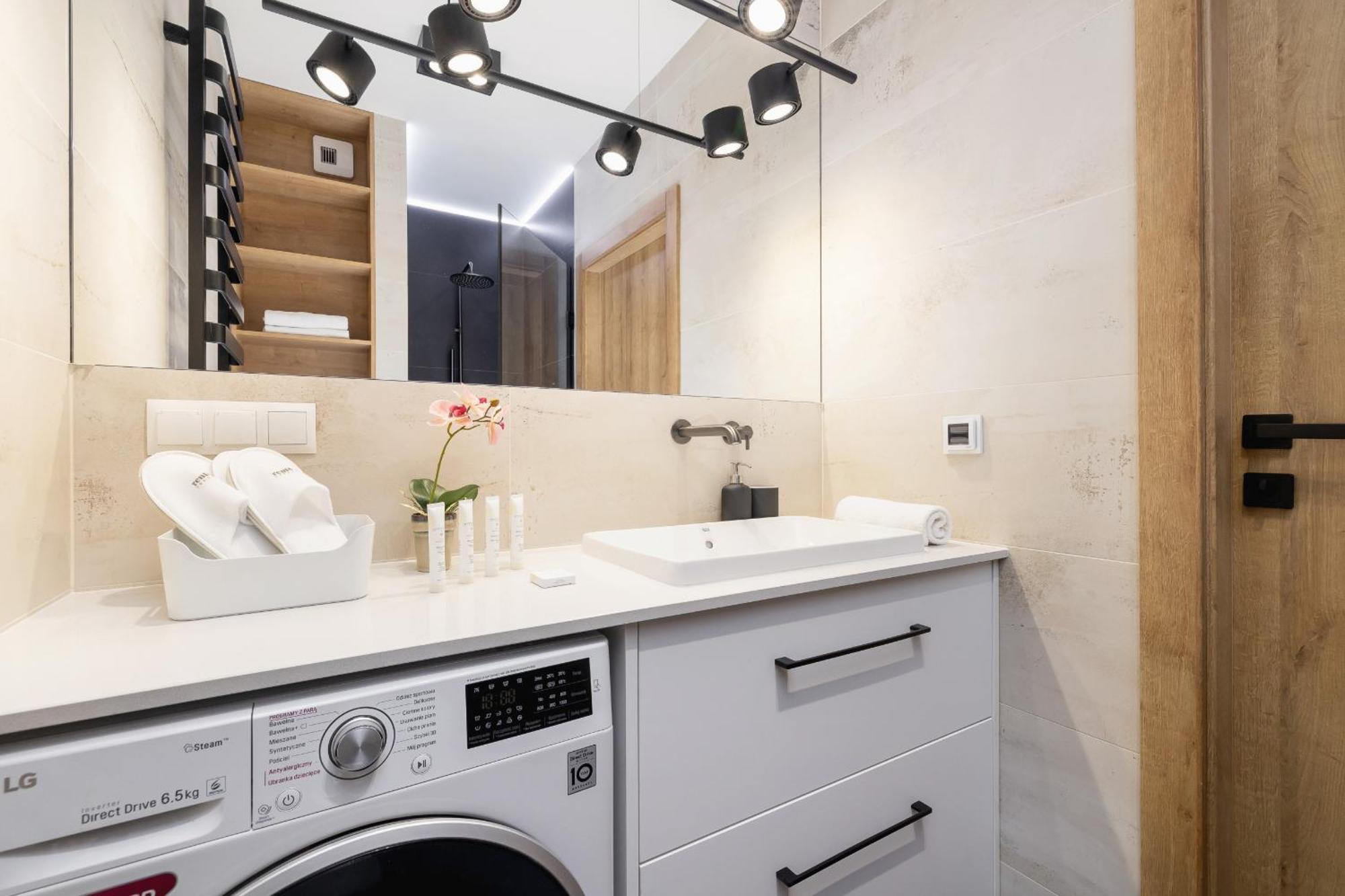 Bright Apartment In Krakow With Garden, Air Conditioning, Parking And Desk By Renters Prestige Dış mekan fotoğraf