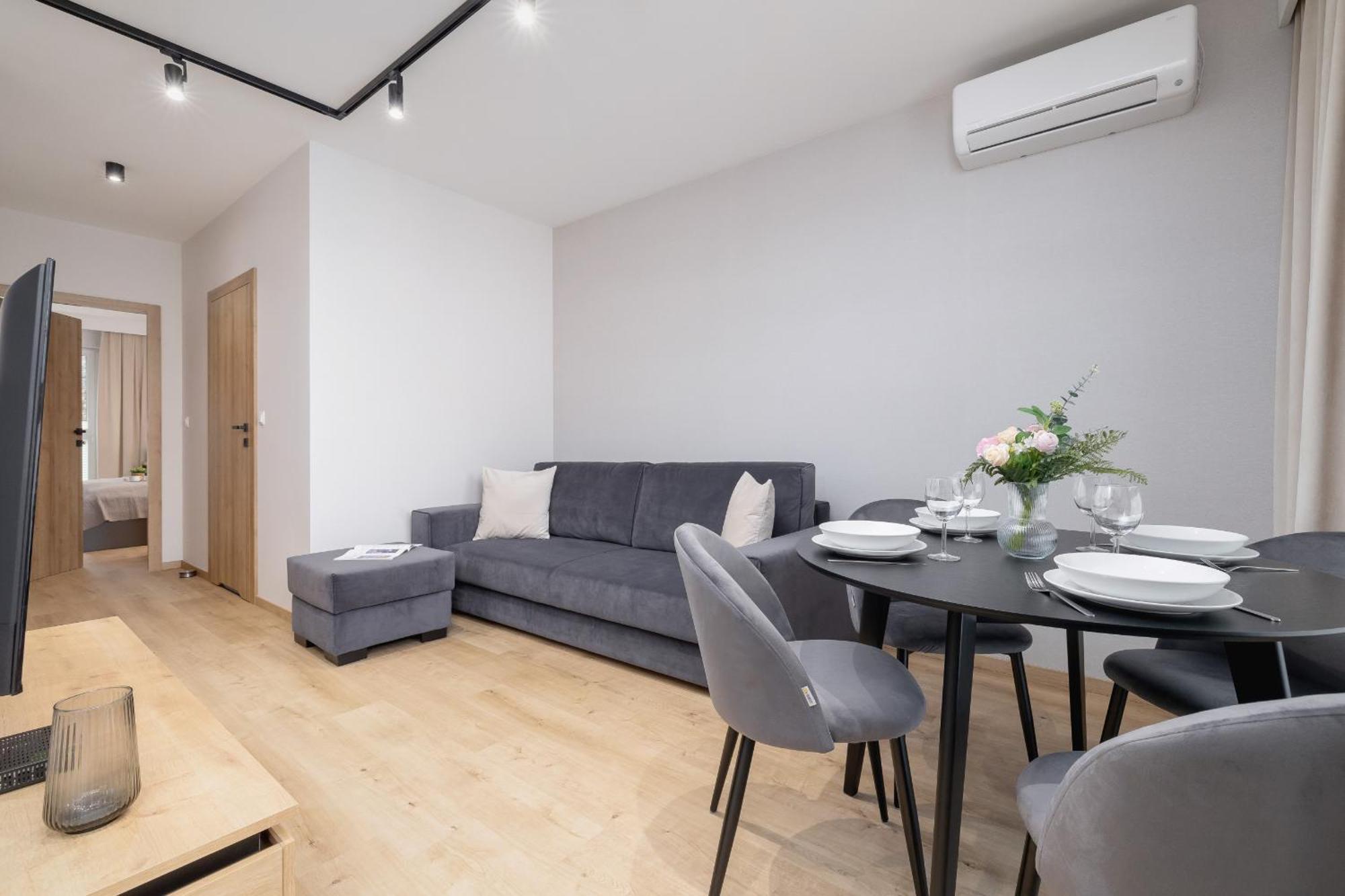 Bright Apartment In Krakow With Garden, Air Conditioning, Parking And Desk By Renters Prestige Dış mekan fotoğraf