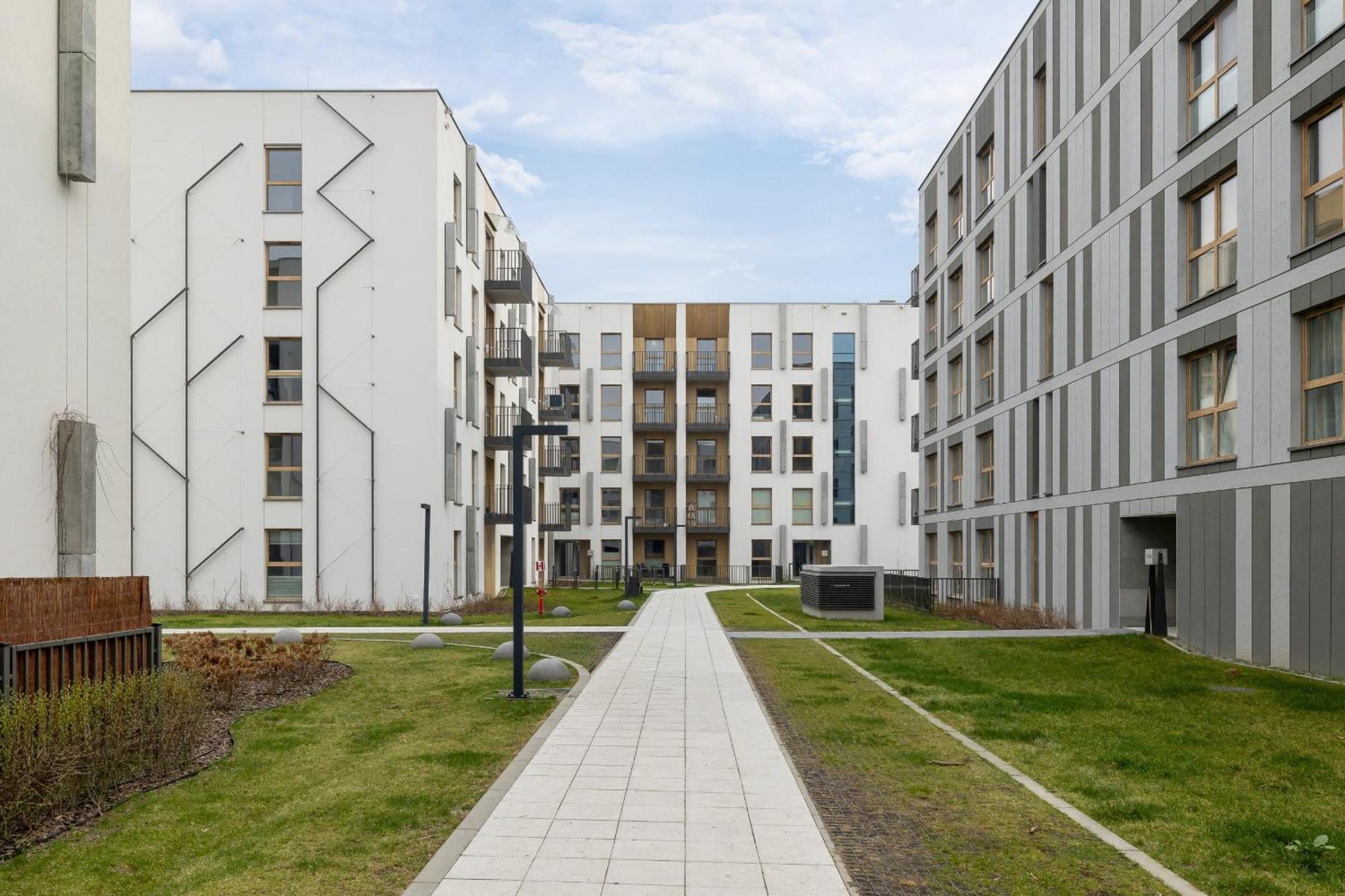 Bright Apartment In Krakow With Garden, Air Conditioning, Parking And Desk By Renters Prestige Dış mekan fotoğraf